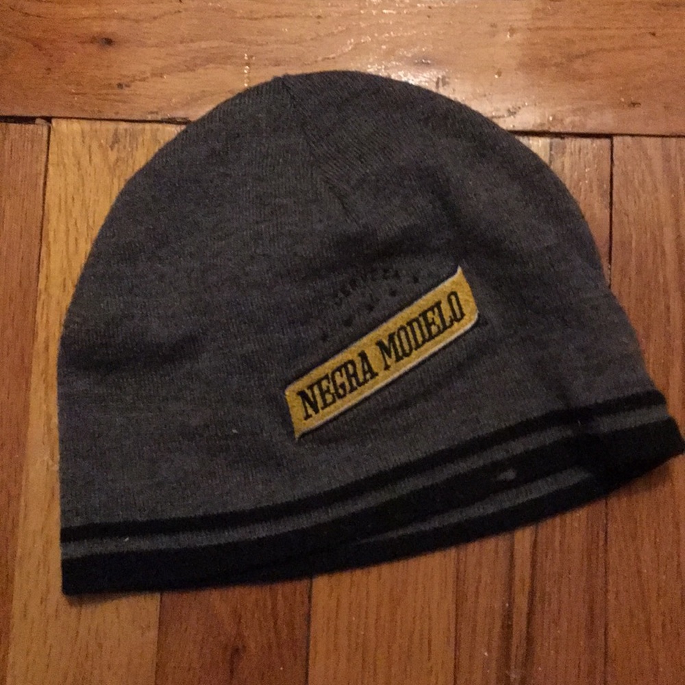 Negro Modelo Beanie